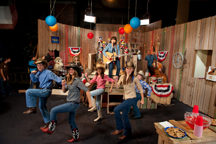 Behind the scenes picture from the 'Hoedown Showdown' episode